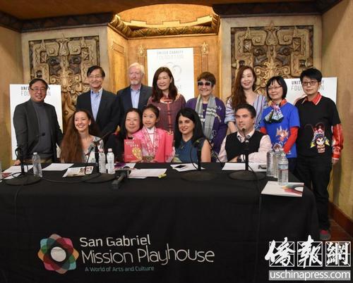 中国侨网亚太裔艺术专业人士、圣盖博市官员和圣盖博大剧院董事会成员共同推介即将在5月举行的“美国亚太裔艺术传统节”。(（美国《侨报》╱翁羽 摄）