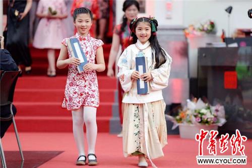 中国侨网中国驻欧盟使团阳光学校学生在展览开幕式上走秀。鞠辉/摄