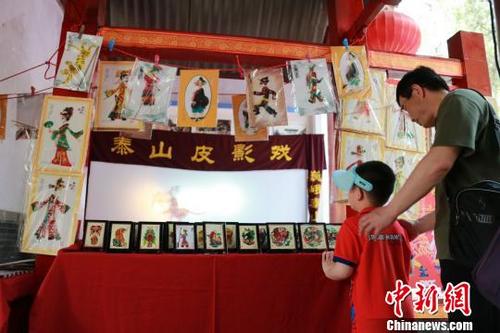 中国侨网此次民俗非遗展演和民间手工艺展首次加入互动环节,游客可以零距离体验。 梁犇 摄