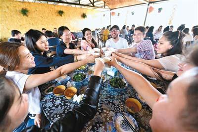 中国侨网50名外国留学生在农家乐吃农家饭 记者 梁璠 摄