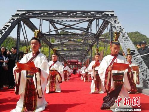 中国侨网图为青少年身着富有中华民族独特文化魅力的服饰展示成人礼文化。 史静静 摄