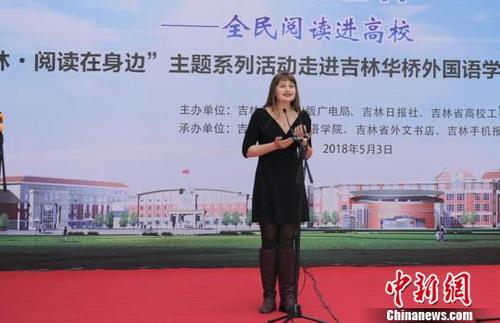 中国侨网俄罗斯留学生安娜在表演朗诵节目。　刘栋　摄