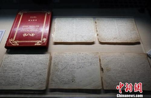 中国侨网展出的《布鲁塞尔笔记》第四本笔记本是国内收藏相对完整的马克思原始手稿。　泱波　摄