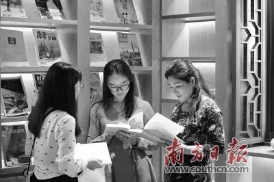 中国侨网拥有87年历史的南中学堂变身坪山城市书房，市民在此享受阅读时光。 南方日报记者 朱洪波 摄