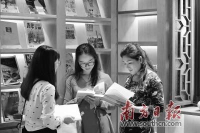 中国侨网拥有87年历史的南中学堂变身坪山城市书房,市民在此享受阅读时光。 南方日报记者 朱洪波 摄