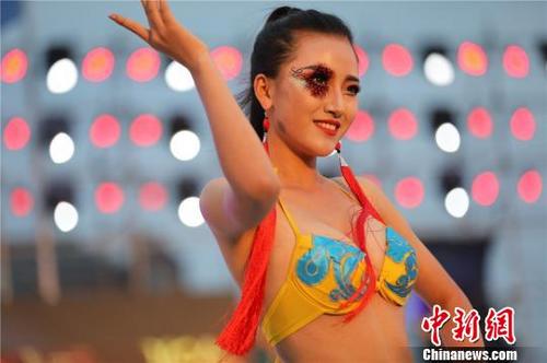 中国侨网学生自制中国风潮服庆祝“五四青年节”。　毛成山　摄