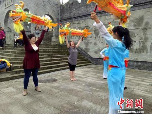 中国侨网图为非物质文化遗产姜家舞龙。 胥函欣 摄
