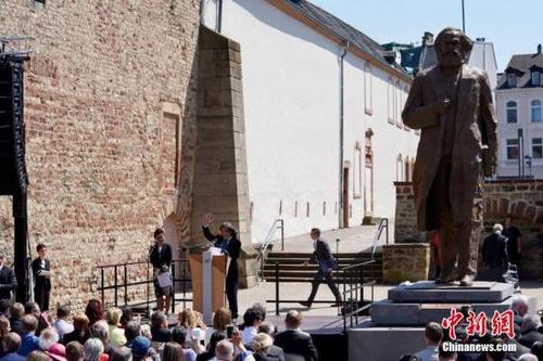 中国侨网5月5日，中国赠送的马克思雕像在其故乡德国特里尔正式揭幕。图为吴为山在揭幕仪式上向来宾致意。 彭大伟 摄