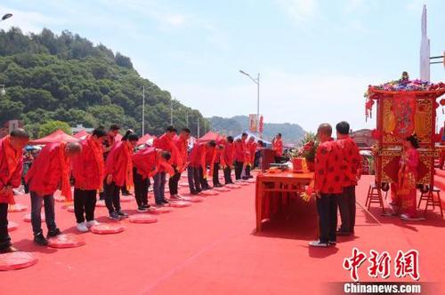 中国侨网千人祈福大典。　夏秀女　摄