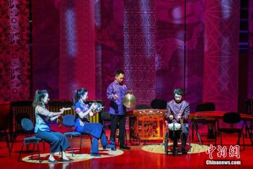 中国侨网当地时间5月6日晚，中国琵琶演奏家章红艳携中央音乐学院弹拨乐团在悉尼歌剧院演出，受到当地观众热烈追捧。图为乐队演奏京剧锣鼓《闹天宫》。中新社发 姜长庚 摄