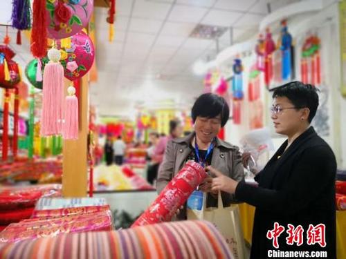 中国侨网图为国内宾客参观国家级非物质文化遗产庆阳香包绣制。 魏建军 摄