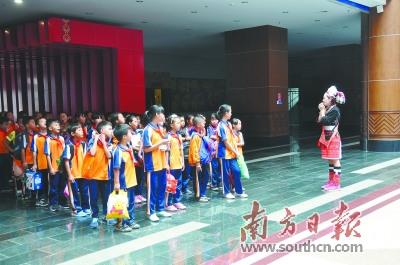 中国侨网盘芸（右一）在给前来博物馆参观的学生讲解。