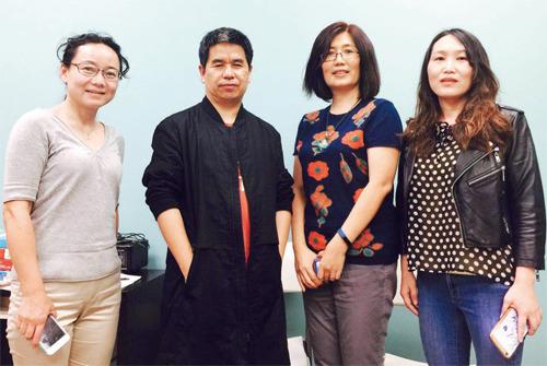 中国侨网右起作家二湘,王芫,夏榆,及壹嘉出版社编辑刘雁。(美国《侨报》)