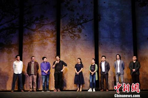 中国侨网歌剧《马可·波罗》中饰演男主角的丹麦歌唱家彼得·洛达尔在发布会上讲述表演感受　钟欣　摄