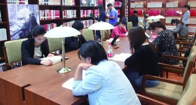 中国侨网读者在“马克思书房”阅读。 夏亮/摄
