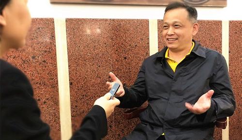 中国侨网君寿接受欧洲时报记者采访。（图片来源：欧洲时报记者莫舟摄）