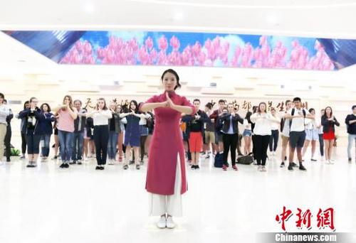 中国侨网华佗五禽戏59代传承人华一现场教法国友人学习五禽戏。 张俊 摄