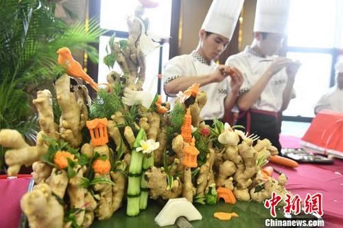 中国侨网“中餐繁荣基地”学院在展示食品雕刻技术　陈骥旻　摄