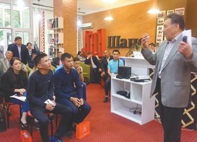 中国侨网尚斯书店举行《丝绸之路考古十五讲》新书分享会。 本报记者 吴 焰摄  