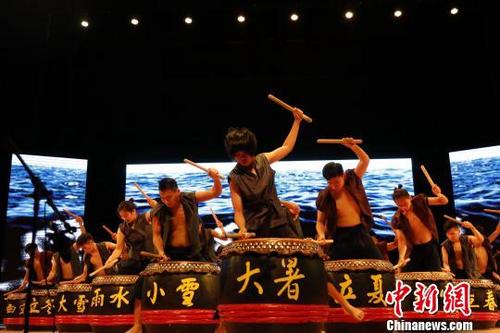 中国侨网5月26日晚，华侨大学廿四节令鼓队第十三届校园公演精彩上演。　关海洋　摄