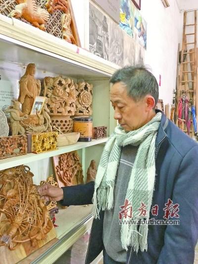 中国侨网林养武和他的木雕作品。