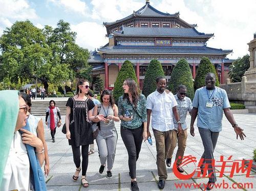 中国侨网参加青年汉学家研修班的学者访问广州中山纪念堂等多地，全方位了解中国的传统与现代 记者 汤铭明 摄
