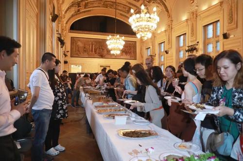 中国侨网法国食客排队品尝美食。 (图片来源:《欧洲时报》孔帆摄 )