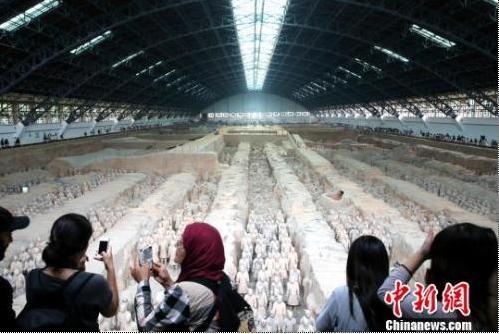 中国侨网民众参观兵马俑一号坑。 张远 摄
