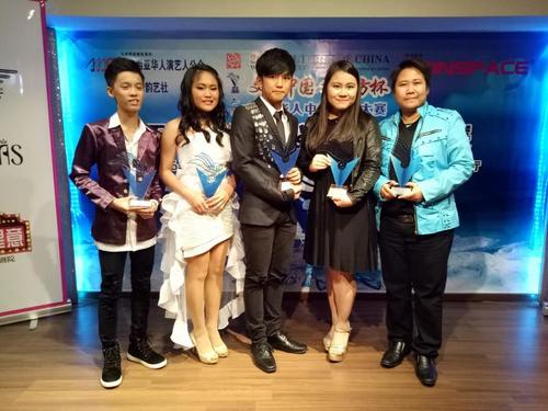 中国侨网左起青少年组方乃锋、徐于瑄、杨政烨,成年组范梓晴、沈进莉将代表砂拉越州到吉隆坡参加水立方杯大马全国总决赛。