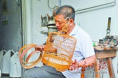 中国侨网精良的鸟笼制作过程十分复杂,共有140道工序。贺欢 摄