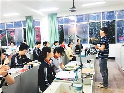 中国侨网图为著名侨乡浙江省青田中学的考生们正在备战高考。（来源：青田中学供图）