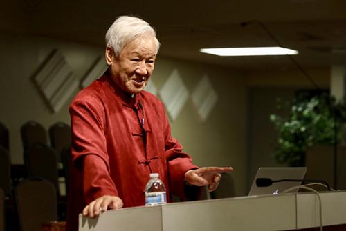 中国侨网导演谢飞受洛杉矶国际摄影家协会之邀演讲。(美国《侨报》/邱晨摄)