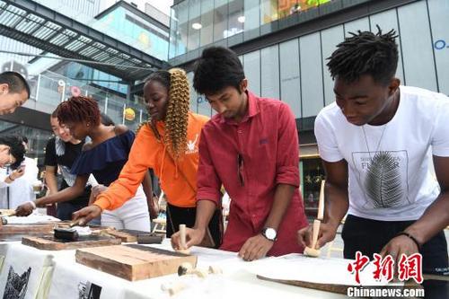 中国侨网图为外籍留学生正在学习印制木刻版画。　陈超　摄
