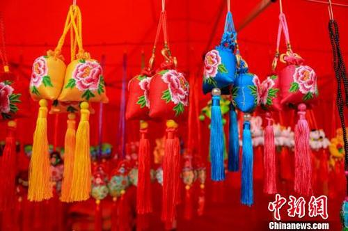 中国侨网6月15日至19日,第十六届甘肃庆阳端午香包民俗文化节开幕。庆阳香包又称绌绌,是甘肃庆阳的一种民俗物品。近期,庆阳香包绣制技艺入选国家第一批传统工艺振兴目录。 陈飞 摄