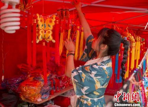 中国侨网图为甘肃庆阳香包展示。 陈飞 摄
