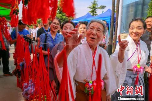 中国侨网图为甘肃庆阳端午香包民俗文化节期间,日本友人参观游览。 陈飞 摄