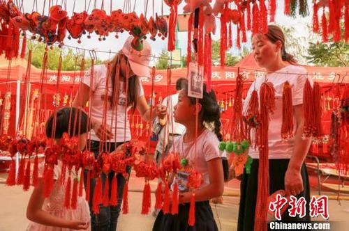 中国侨网图为庆阳端午香包民俗文化节人流如织。　陈飞　摄