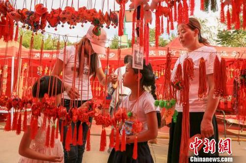 中国侨网图为庆阳端午香包民俗文化节人流如织。 陈飞 摄