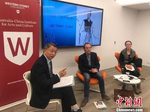 中国侨网马克·卓狄尼(中)在端午诗会上。 陶社兰 摄