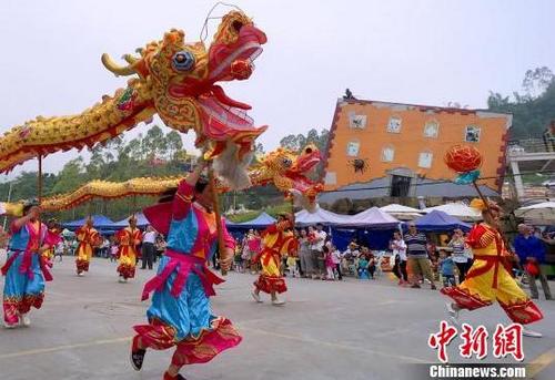 中国侨网图为民众正在进行舞龙表演。　杨孝勇　摄