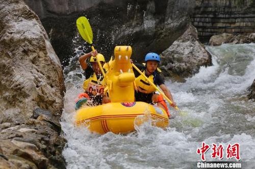 中国侨网专业组选手在漂流河道上急速前进　黄余洋　摄