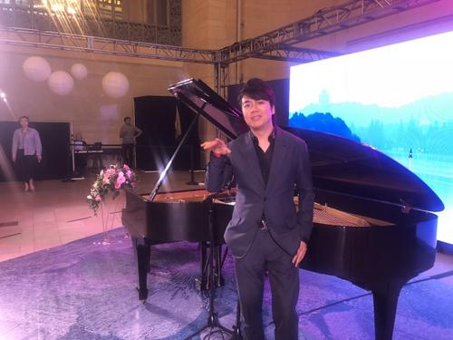 中国侨网郎朗现身纽约中央火车站演奏会,用音乐向纽约民众介绍杭州。(美国《世界日报》/陈小宁摄)