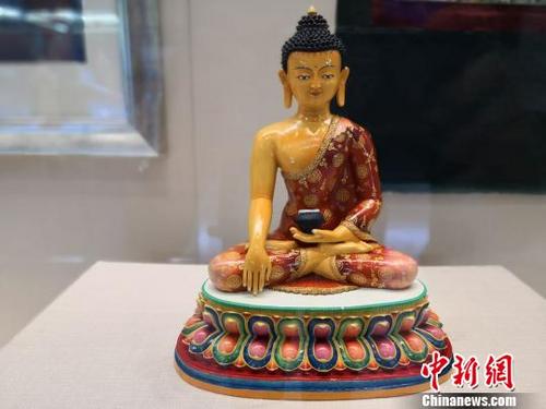 中国侨网6月22日，“珍宝天下——兰州首届珊瑚·手工艺术精品特展”正在兰州展出。此次参展的还有来自雪域佛国尼泊尔的手工艺术精品。　丁思　摄