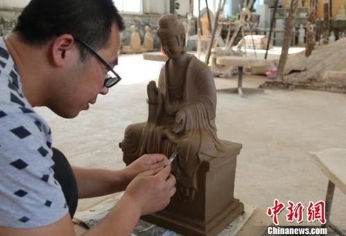 中国侨网6月下旬，来自甘肃省天水市的多名艺人正忙着赶制一批取材于世界文化遗产麦积山石窟的彩塑。　徐雪　摄