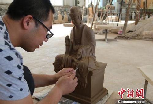 中国侨网6月下旬,来自甘肃省天水市的多名艺人正忙着赶制一批取材于世界文化遗产麦积山石窟的彩塑。 徐雪 摄