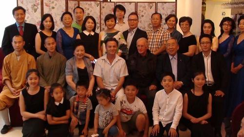 中国侨网艺术节评委与部分业余音乐爱好者在现场。(《欧洲时报》/孔帆 摄)