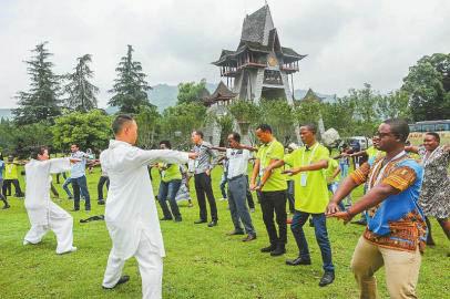 中国侨网非洲青年在青城山学习太极拳。本报记者吴传明摄