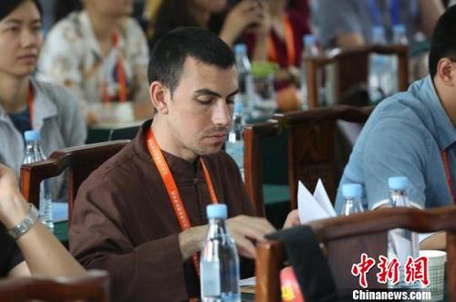 中国侨网十年前,美国纽约,16岁的柯伟业被一幅《六祖砍竹图》深深吸引。2011年,柯伟业如愿来到中国杭州,并就读于中国美术学院。 范丽芳 摄