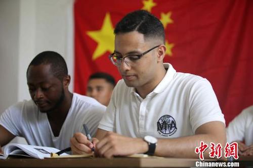 中国侨网沙卫诗在课堂上认真学习。 胡耀杰 摄