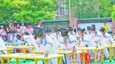 中国侨网“八礼四仪”进校园开笔礼仪式在清新区第二幼儿园举行。贺欢 摄